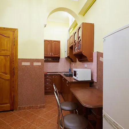 1 Bedroom On B. Khmelnytskogho - Centre *